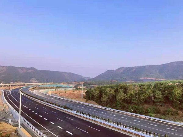 祝賀云南三清高速公路一期工程順利通車